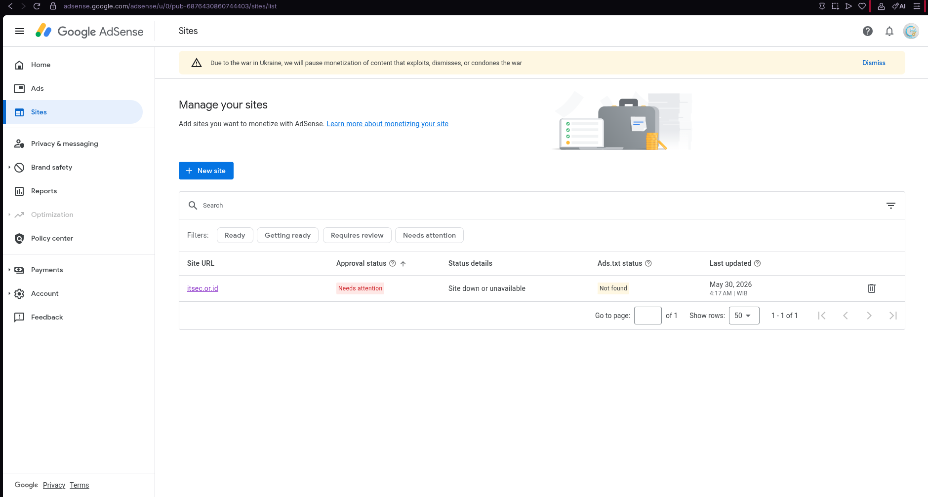 Pod Kubernetes retak mengeluarkan asap digital dan mesin crypto mining, pengembang kaget di depan laptop menampilkan dashboard terbuka tanpa autentikasi, server room gelap pencahayaan merah biru